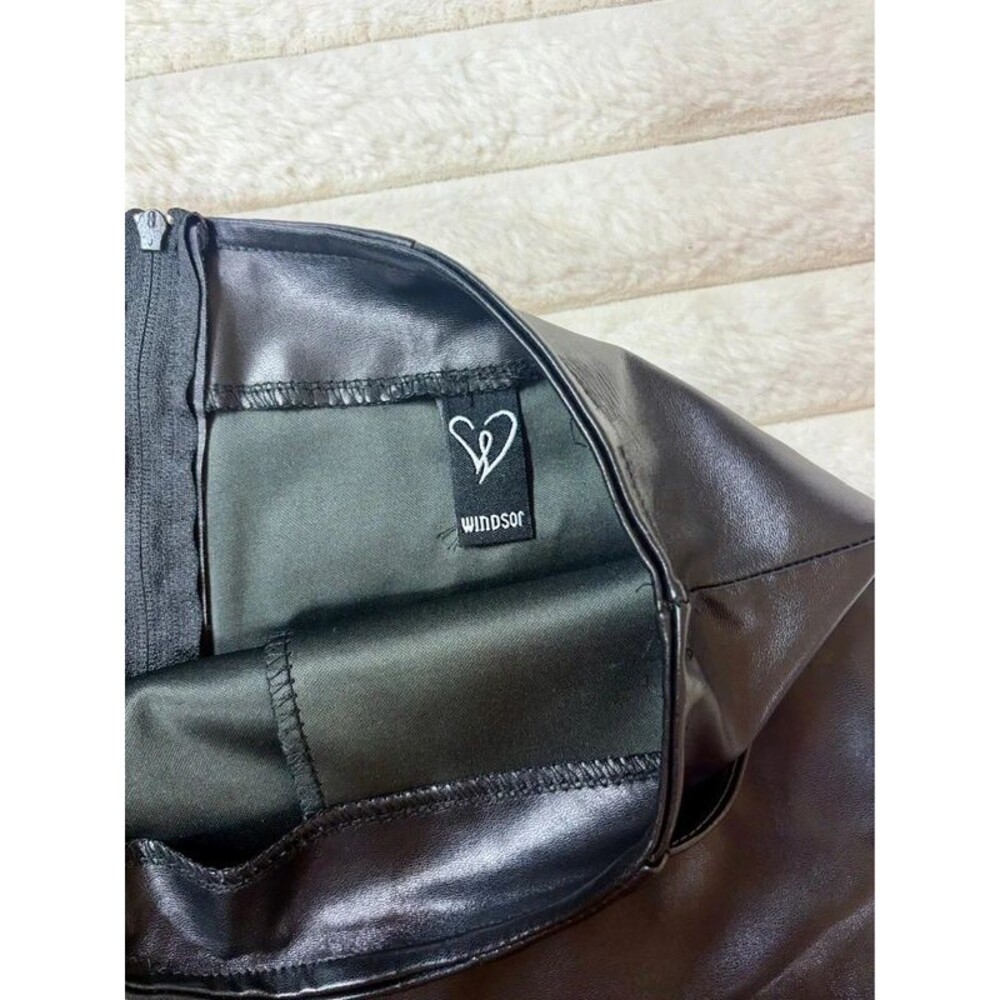Windsor Vintage Faux Black Leather Mini Skirt Biker Curved Hem Size Small - Picture 2 of 5